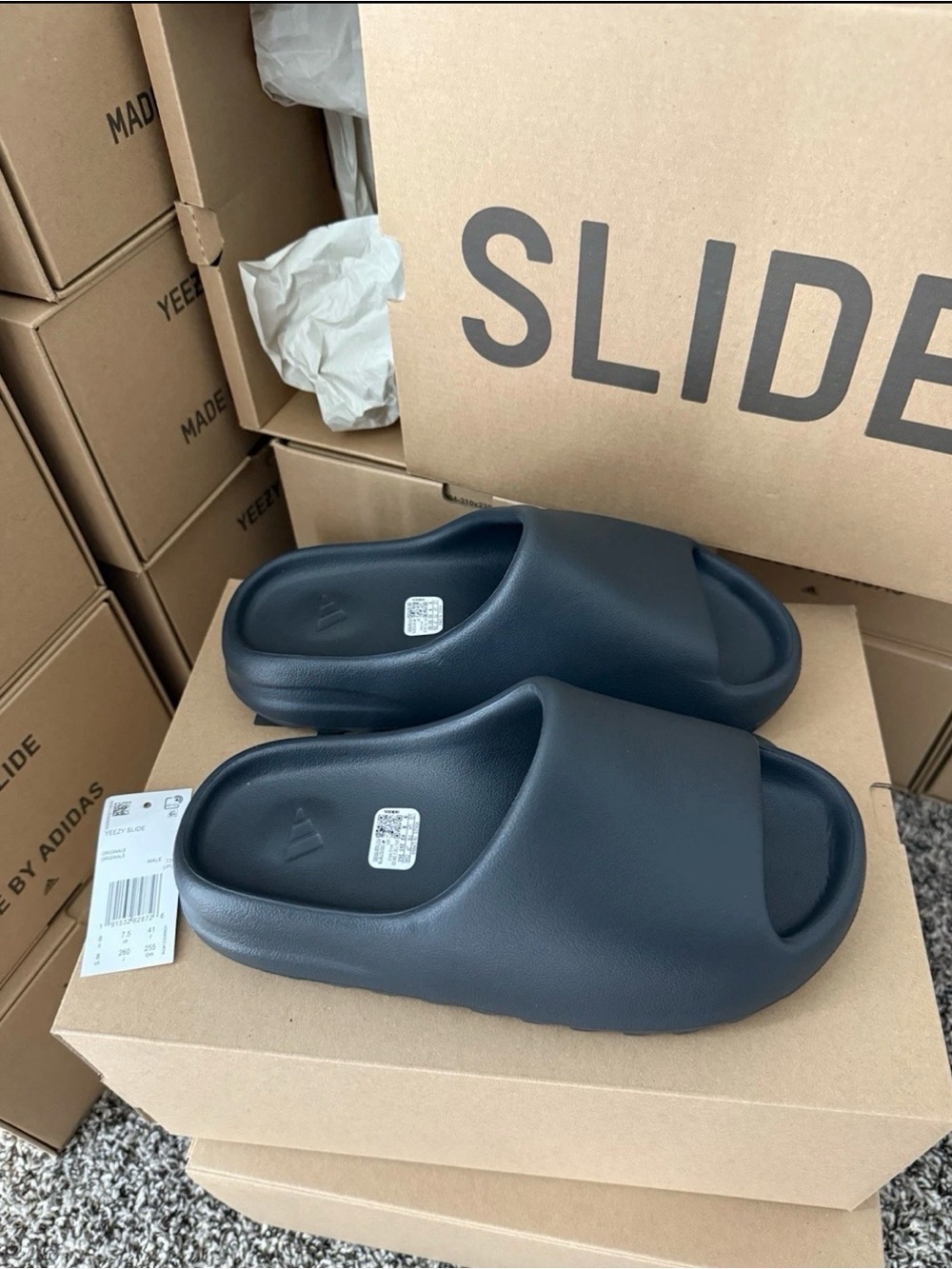 Adidas Yeezy Slide in onyx Size 8
Additional $10 for og box tag